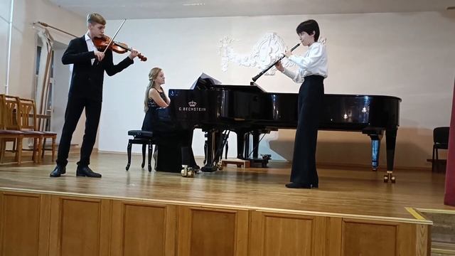 В.Конов "Путешествие в старый Петербург".Сюита для скрипки, гобоя и фортепиано. смотреть онлайн