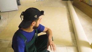 ПРИКЛЕИЛИ ЛИНОЛЕУМ НА ПОТОЛОК И НА СТЕНЫ! Очень быстрая отделка санузла.