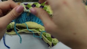 Цветные ромбики. Узор спицами с вытянутыми петлями.