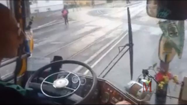 Жители Таллина пришли в неописуемый восторг увидев на улицах города советский "Икарус" смотреть онлайн