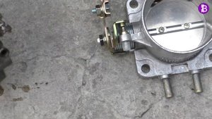 ГАЗ 3110 Волга. Замена дроссельного патрубка своими руками.