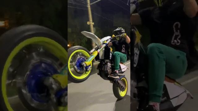 на заднем колесе в центре города смотреть онлайн