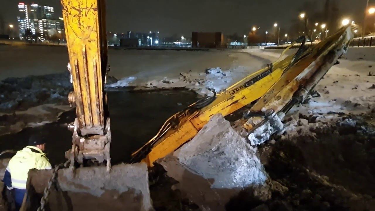 Утонул экскаватор в Кожуховском пруду. смотреть онлайн