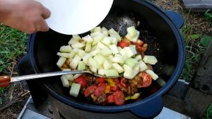мясо с грибами и овощами в сметане в казане