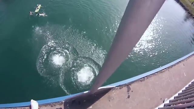 Прыжки в воду девушек. Каждая девушка прыгает в воду! смотреть онлайн