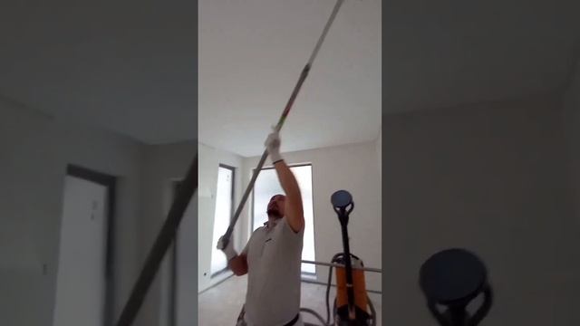 Обеспыливание потолка перед нанесение грунтовки.