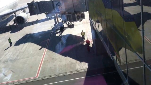 Самолет пристыковывается к гейту Маша снимает смотреть онлайн