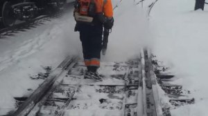 Снегоборьба - очистка стрелочного перевода от снега воздуходувкой