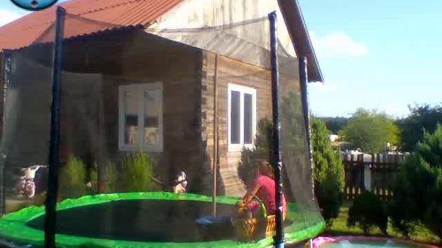 подруги на батуте смотреть онлайн