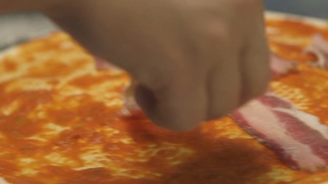 Пицца с говяжьим беконом и зеленым луком. смотреть онлайн