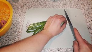 Салат с капустой и кукурузой, копченой колбасой.