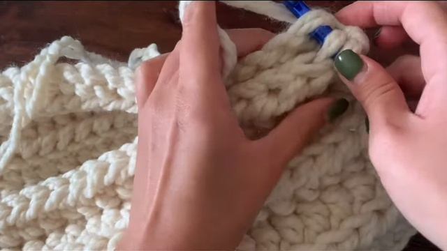 простая обьемная шапка крючком как из шоурума