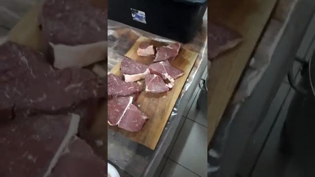 Сыровяленая - сырокопчёная - колбаса ))
