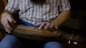 Дульцимер с нейлоновыми струнами.