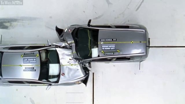 IIHS Crash Test - Honda Accord vs Honda Fit (Jazz) смотреть онлайн