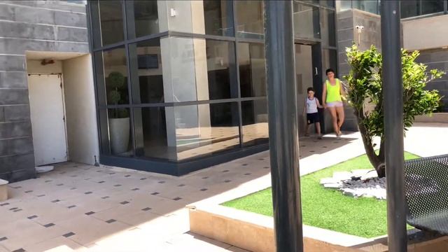 Идём дарить подарок на День Рождения другу Саше, который живет в очень красивом доме на берегу моря смотреть онлайн