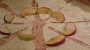 Булочки с дольками яблок