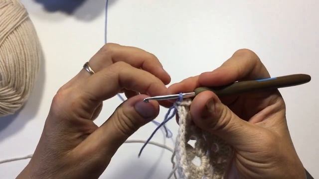 Сидушка-чехол на табуретку квадратная крючком-Square crochet seat cover on a stool