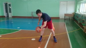 Упражнения с баскетбольным мячом под веревкой дриблинг.mp4