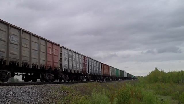 Тепловоз 2ТЭ10МК-2794 с грузовым составом + вагоны на ремонт и рабочие хопперы смотреть онлайн