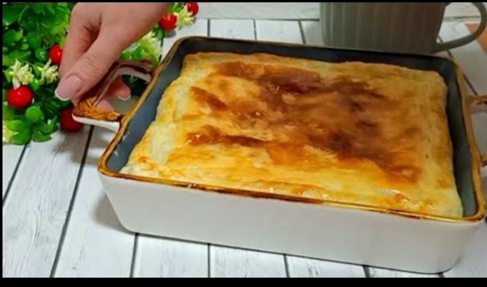 Пирог с грибами курицей и сыром. Простой вкусный рецепт из готового теста