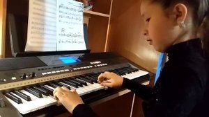 Я играю на синтезаторе песню " Паровоз"