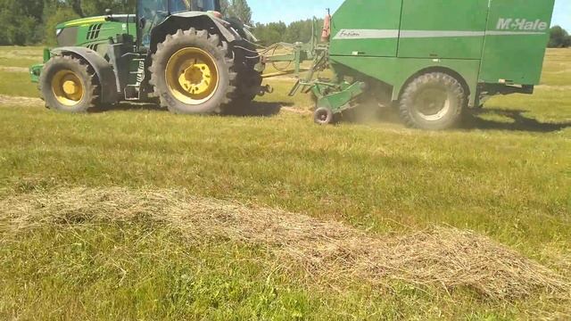 Трактор John Deere + пресс/подборщик McHale смотреть онлайн