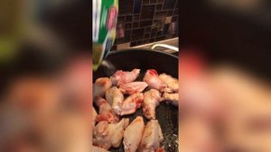 Куриные крылышки на сковородке. Очень вкусные крылышки.