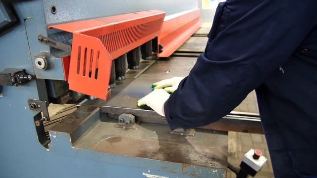 Резка металла на гидравлической гильотине смотреть онлайн