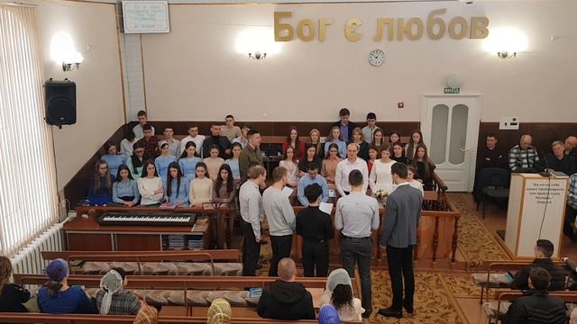 ● В белом платье невеста стоит ● смотреть онлайн