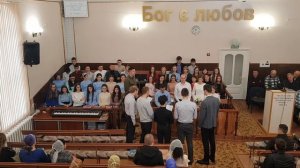● В белом платье невеста стоит ●