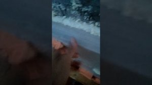 Приклеил пенополистирол к стене дома из керамзитоблока.