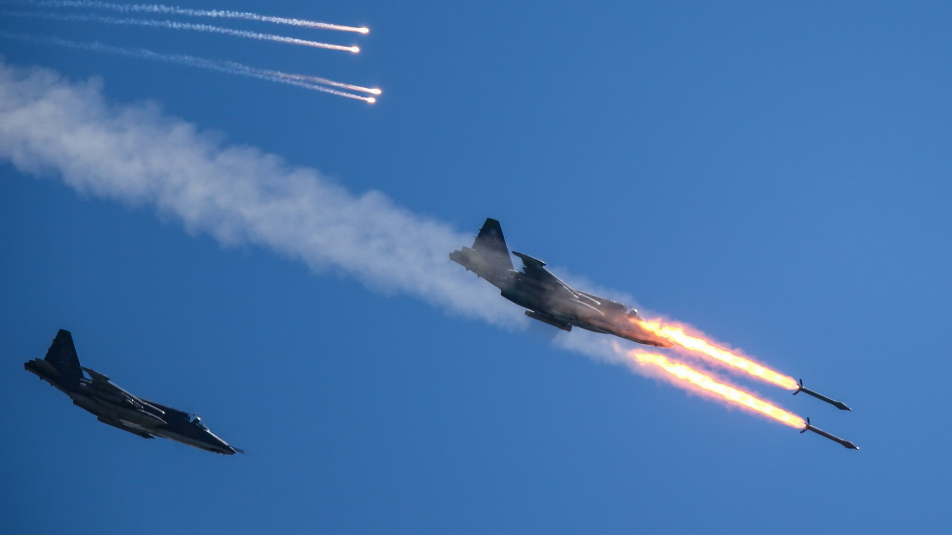 Штурмовики Су-25СМ3 наносят ракетные удары смотреть онлайн