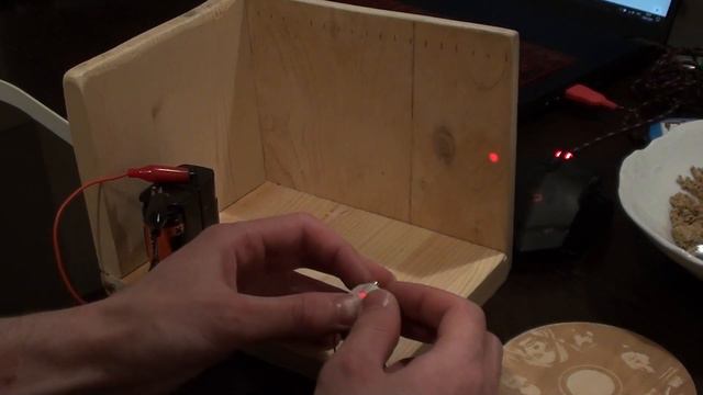 Электронный синтезатор звука из пружины и лазерной указки. смотреть онлайн