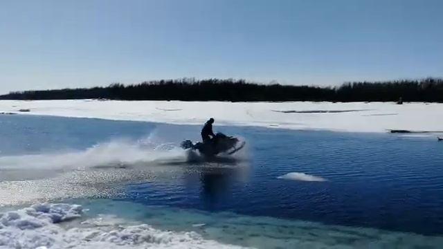 На снегоходе SkiDoo через р.Охота смотреть онлайн