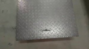 Уличный люк с амортизаторами для подвала или погреба с металлическим листом