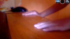 Чувак бьется головой об стол