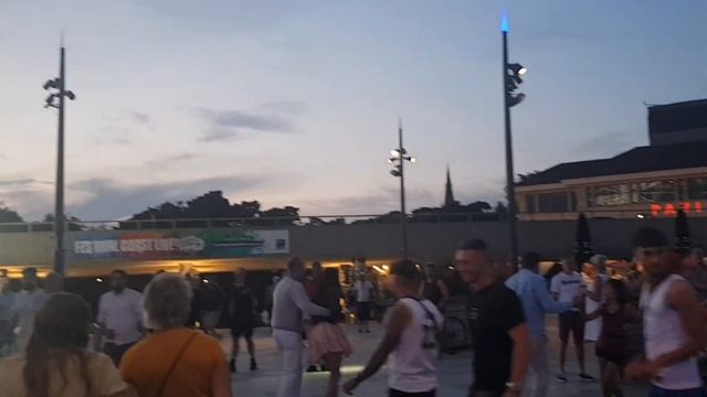 Уличные Танцы. Англичане танцуют. Вечерняя набережная в городе Борнмут.