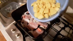 Кролик в духовке с картофелем и зелёным горошком ,рецепт.