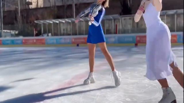 Figureskatingplaying violin