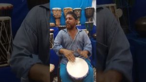 Игра на африканском барабане в Индии