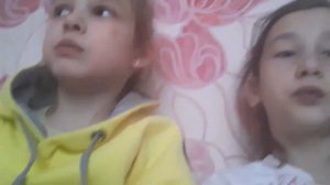 мы пробуем жвачки.Почему язык синий?