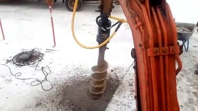 Миниэксковатор KUBOTA. Сверлим асфальт под столбы ограждения. смотреть онлайн