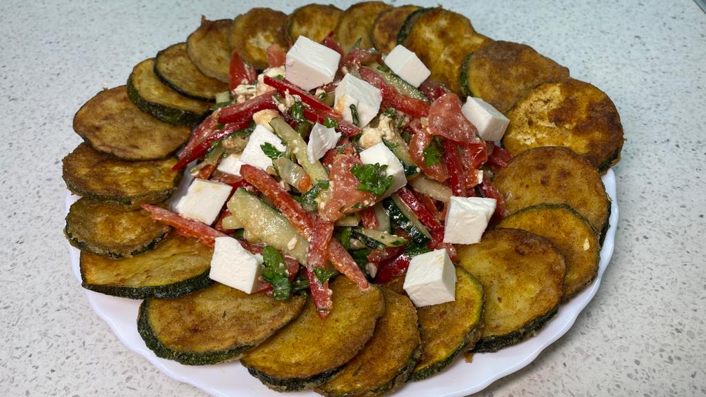 Салат с хрустящими кабачками и сыром Сиртаки. смотреть онлайн