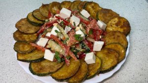 Салат с хрустящими кабачками и сыром Сиртаки.