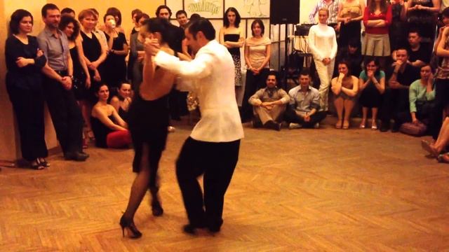 Yanina Quiñones y Neri Luciano Piliu. Vals "Viejo portón" por la Orquesta Rodolfo Biagi. смотреть онлайн