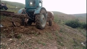 Трактор на бездорожье!Т-40 с плугом ровняет дорогу другим транспортам.