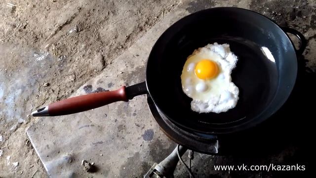 Жарим яйцо в чугунной сковороде смотреть онлайн