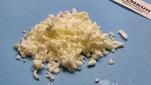 Слоёный салат с куриной грудкой, шампиньонами и солёными огурцами