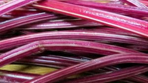 Свекольная ботва в сметанном соусе